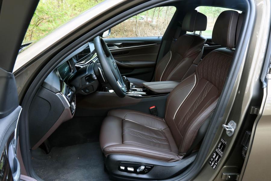 Интерьер BMW 520d xDrive Sedan Luxury Line 2017 года  (WW) (фото 10 из 21)